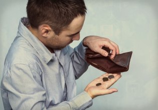 Απασχόληση: Η ανεργία μειώνεται αλλά ο μισθός δεν φτάνει