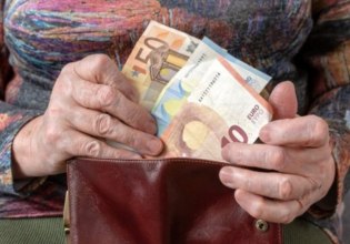 Συντάξεις χηρείας: Στον πάγο οι περικοπές – Τρία σενάρια στο τραπέζι