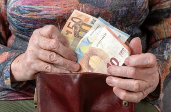 Συντάξεις χηρείας: Στον πάγο οι περικοπές – Τρία σενάρια στο τραπέζι