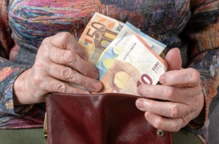 Συντάξεις χηρείας: Στον πάγο οι περικοπές – Τρία σενάρια στο τραπέζι