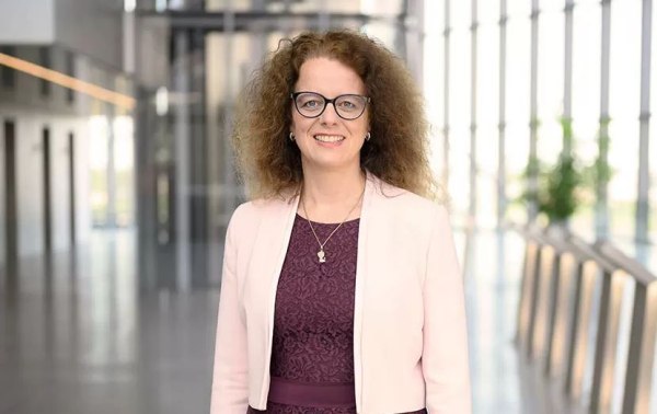 Γιατί η Σνάμπελ (ΕΚΤ) ζητά «πάγωμα» των επιτοκίων