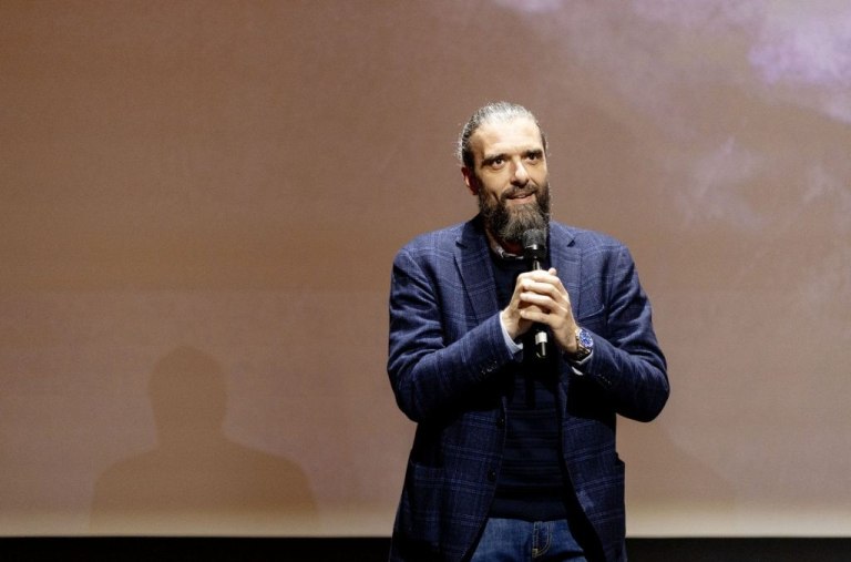 Σωτήρης Τσαφούλιας: «Ακόμη και αν δεν ξέρουμε τη σημασία των λέξεων, αυτές δεν χάνουν τη δύναμη τους»