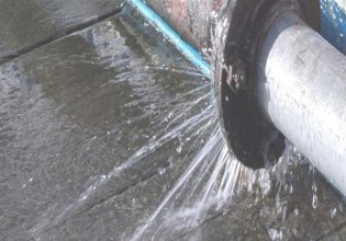 Έσπασε αγωγός της ΕΥΔΑΠ – Εκτροπή κυκλοφορίας στη λεωφόρο Μαρκοπούλου