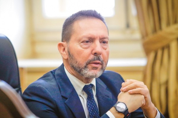 Στουρνάρας: Αν αυξήσουμε 30% τους μισθούς αύριο, θα χρεοκοπήσουμε