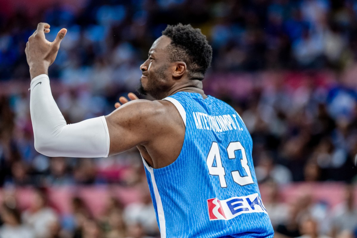 Το πάθος του Θανάση: «Κάρφωσε» το αυτοκόλλητο της Ελλάδας στον πίνακα του bracket του Eurobasket 2025 (vid)