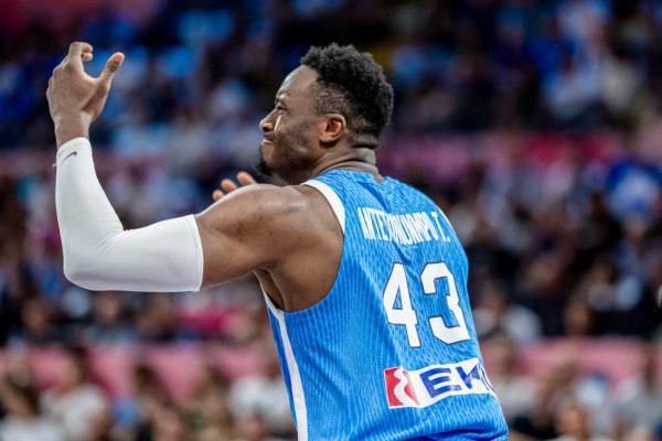 Το πάθος του Θανάση: «Κάρφωσε» το αυτοκόλλητο της Ελλάδας στον πίνακα του bracket του Eurobasket 2025 (vid)