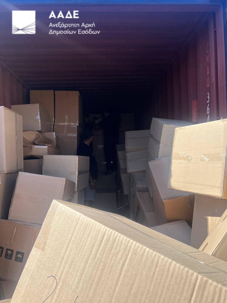 ΑΑΔΕ: Κατάσχεση 17 κοντέινερ με λαθραία ενδύματα και υποδήματα στην Ελευσίνα