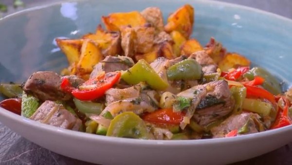 Συνταγή: Μοσχαρίσια τηγανιά με λαχανικά και κρασί