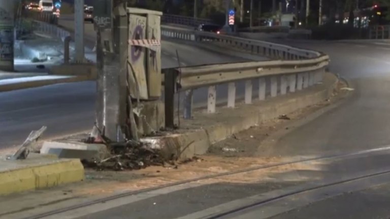 Πειραιάς: Σφοδρή πρόσκρουση αυτοκινήτου σε κολώνα – 40χρονος νεκρός και 33χρονη διασωληνωμένη