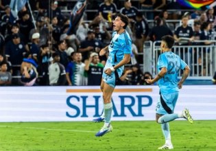 Ο Τριάντης… έπαθε Μπέκαμ: Απίθανο γκολ πίσω από το κέντρο για τον Έλληνα χαφ (vids)