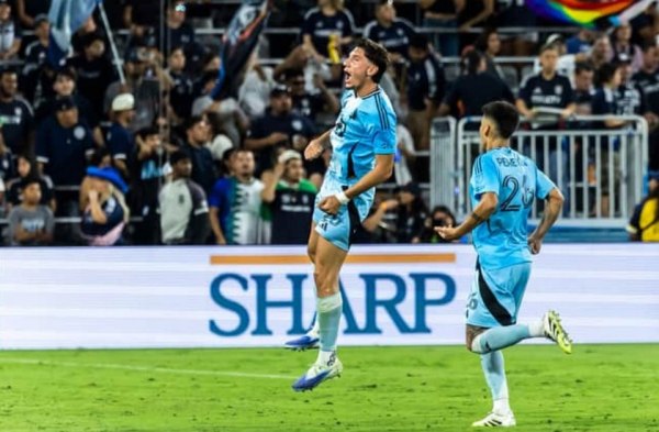 Ο Τριάντης… έπαθε Μπέκαμ: Απίθανο γκολ πίσω από το κέντρο για τον Έλληνα χαφ (vids)