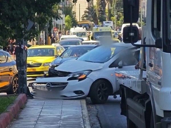 Αυτοκίνητο έπεσε σε κολόνα στη Βασιλίσσης Σοφίας – Μεγάλες καθυστερήσεις στο σημείο