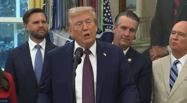 Ο Τραμπ αποκρούει τις φήμες για την υγεία του και τις χαρακτηρίζει «ψευδείς»