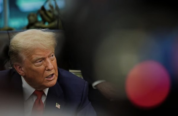 Ο Τραμπ μειώνει στο 15% τους δασμούς στα αυτοκίνητα που εισάγονται από την Ιαπωνία