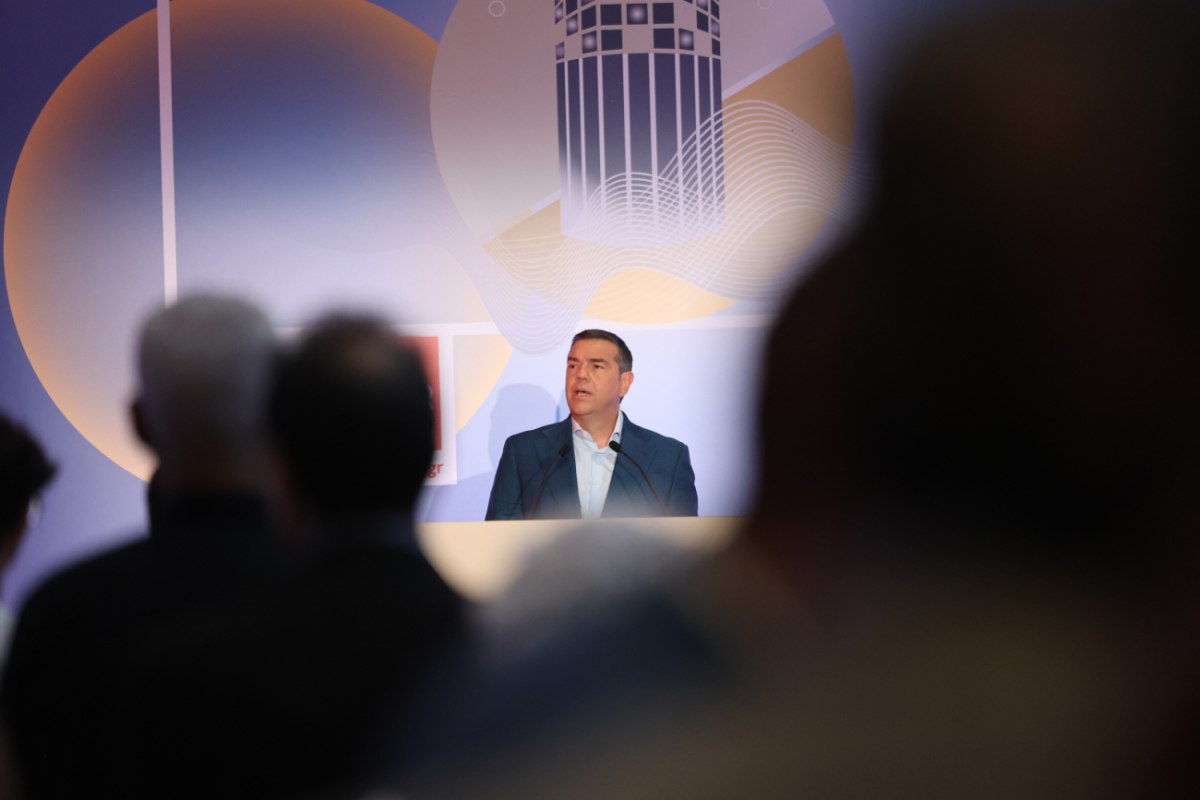 Κολλημένη η «κασέτα» του Μαξίμου στο 2015 – Αμήχανη αντίδραση μετά την ηχηρή παρέμβαση Τσίπρα