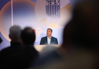 Κολλημένη η «κασέτα» του Μαξίμου στο 2015 – Αμήχανη αντίδραση μετά την ηχηρή παρέμβαση Τσίπρα