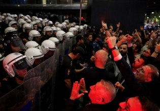 Τουρκία: Υπό αστυνομική «πολιορκία» η έδρα του αντιπολιτευόμενου CHP στην Κωνσταντινούπολη