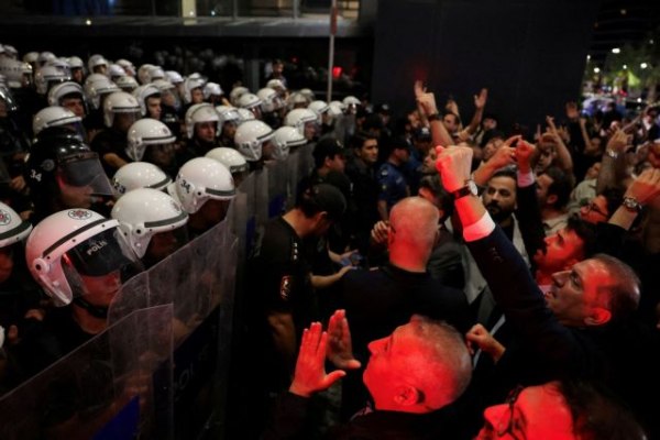 Τουρκία: Υπό αστυνομική «πολιορκία» η έδρα του αντιπολιτευόμενου CHP στην Κωνσταντινούπολη