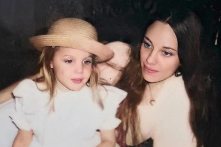 Αντζελίνα Τζολί: «Αν ξέρετε κάποιον με καρκίνο…» – Τα δάκρυα, το περιδέραιο της μητέρα της και η συμβουλή