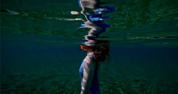 Πώς μοιάζει ο κίνδυνος; Ακούγεται; Μυρίζει; – Μια έκθεση της Ελίζας Κρικώνη στην Κυψέλη