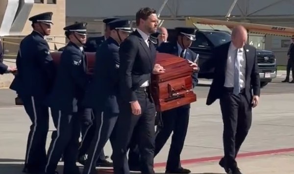 Τσάρλι Κερκ: Ο Βανς μετέφερε το φέρετρό του – Θα του απονεμηθεί το μετάλλιο της Ελευθερίας