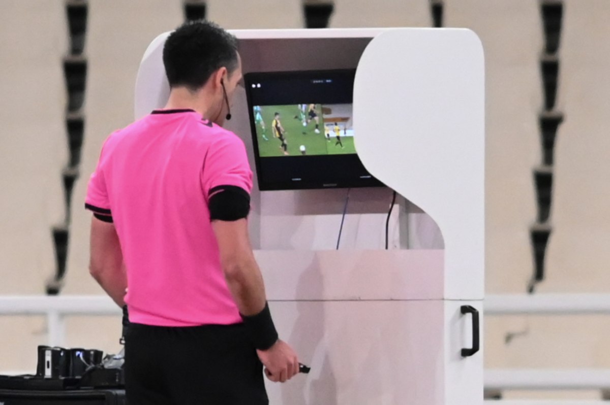 Η εξάρτηση των διαιτητών από το VAR δείχνει το χαμηλό επίπεδο