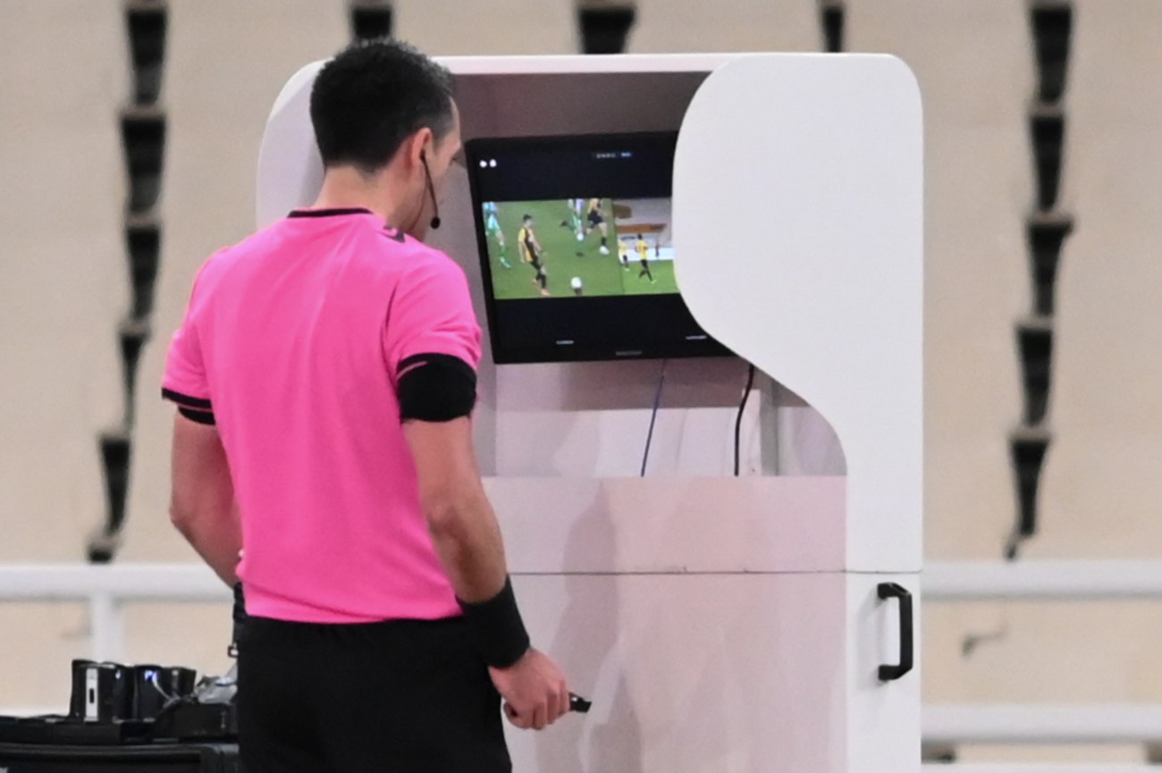 Η εξάρτηση των διαιτητών από το VAR δείχνει το χαμηλό επίπεδο