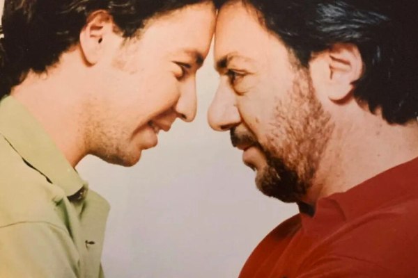 Γιάννης και Αντώνης Βαρδής: «Δεν γνωριζόμασταν με τον πατέρα μου. Ξανασυστηθήκαμε στα 18 μου χρόνια»