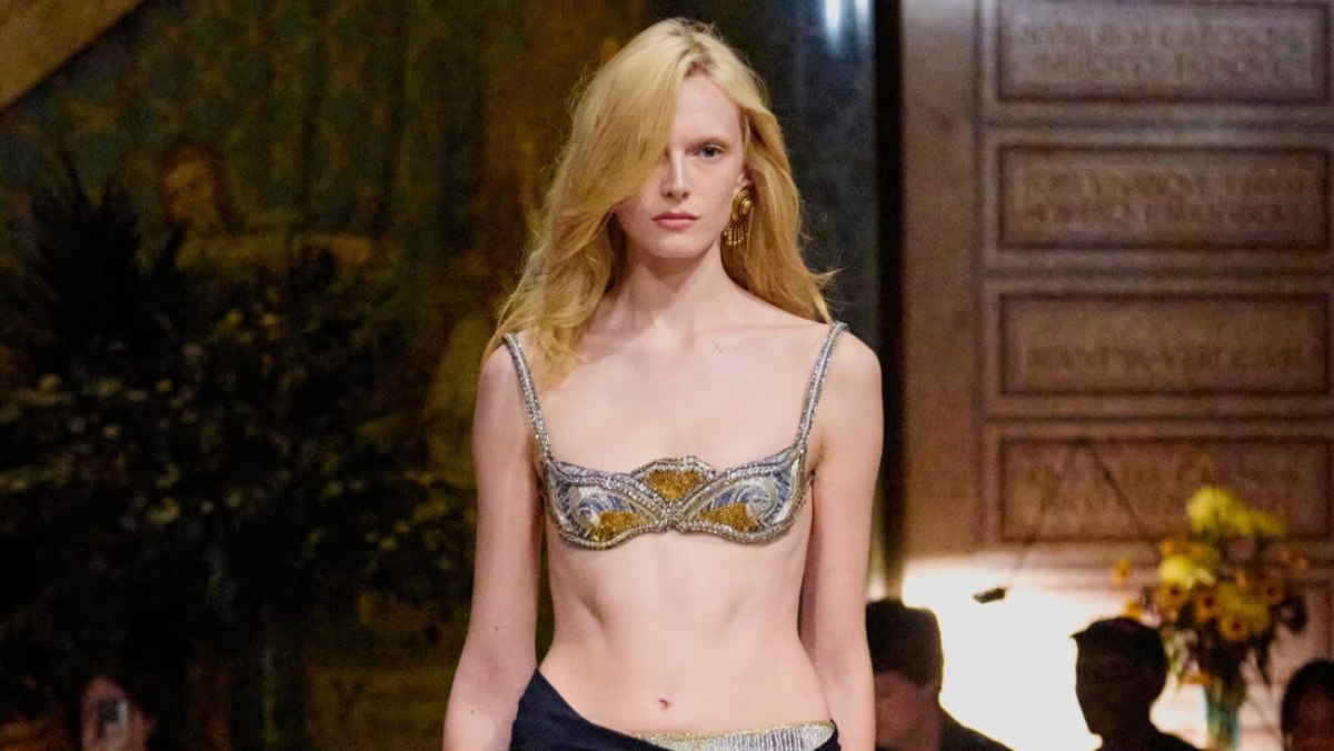 Σέξι, τολμηρή και ρευστή – Έτσι είναι η νέα εικόνα του Versace (σαν ταξίδι στα 80s)