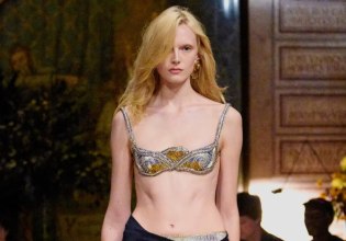 Σέξι, τολμηρή και ρευστή – Έτσι είναι η νέα εικόνα του Versace (σαν ταξίδι στα 80s)