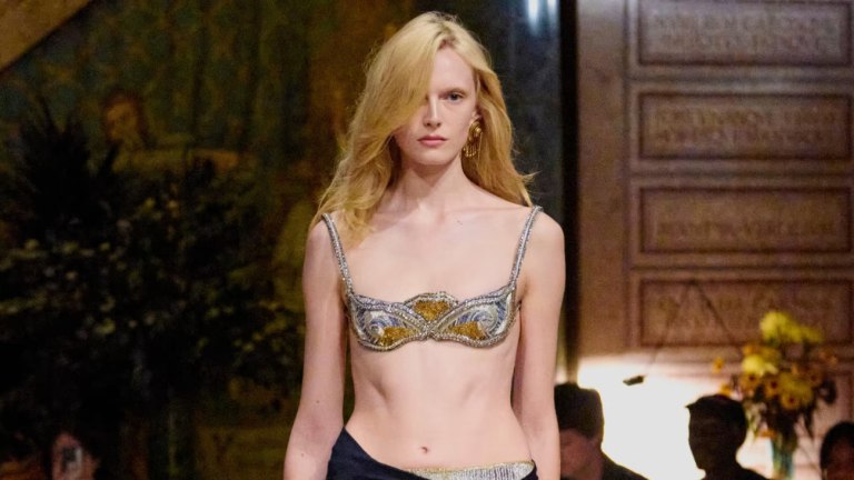 Σέξι, τολμηρή και ρευστή – Έτσι είναι η νέα εικόνα του Versace (σαν ταξίδι στα 80s)