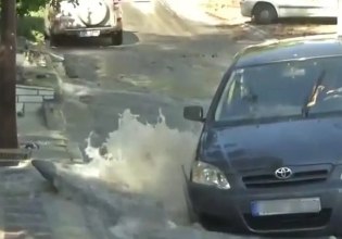Βούλα: Αγωγός νερού έσπασε και δημιούργησε τρύπα σε δρόμο – Περιπέτεια για οδηγό αυτοκινήτου [βίντεο]