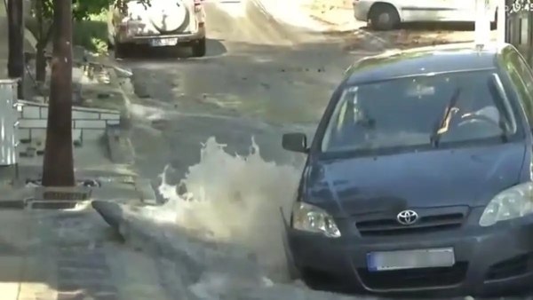 Βούλα: Αγωγός νερού έσπασε και δημιούργησε τρύπα σε δρόμο – Περιπέτεια για οδηγό αυτοκινήτου [βίντεο]