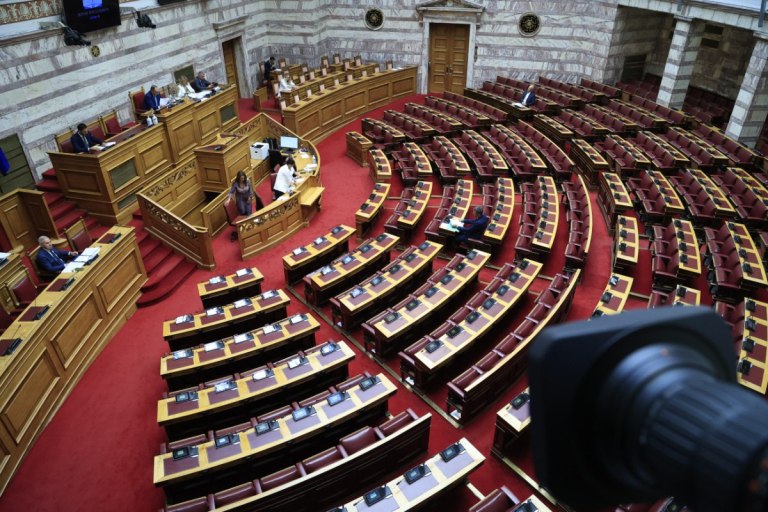 Σκληρή κριτική στην κυβέρνηση από την αντιπολίτευση για ακρίβεια και φορολογία