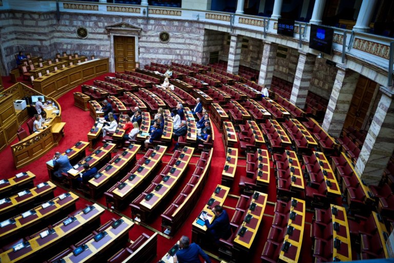 Στα ύψη η πολιτική αντιπαράθεση: Πυρά στην κυβέρνηση για ελληνοτουρκικά, ΟΠΕΚΕΠΕ και Τέμπη