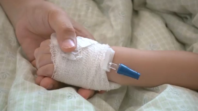 Τι λένε οι γονείς του 2,5 ετών νεκρού βρέφους – Πώς αθωώθηκαν παρά τα σημάδια κακοποίησης