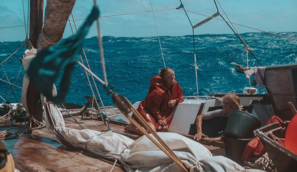 Δαμάζοντας τα κύματα – Τρεις γυναίκες διασχίζουν τον Βόρειο Ατλαντικό με ένα ξύλινο καταμαράν