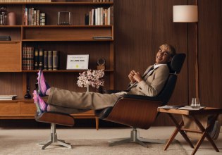 Ο Γιαμάλ παρουσιάζει τα προσωπικά του παπούτσια