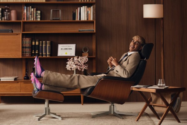 Ο Γιαμάλ παρουσιάζει τα προσωπικά του παπούτσια