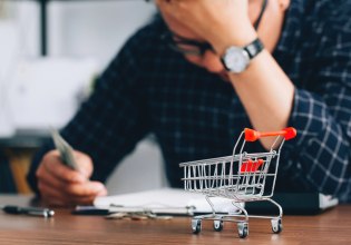 Ακρίβεια: Νέες ανατιμήσεις, απρόσιτα ακόμη και βασικά είδη – «Ανεπαρκή» κυβερνητικά μέτρα, δεν βγαίνει ο μήνας