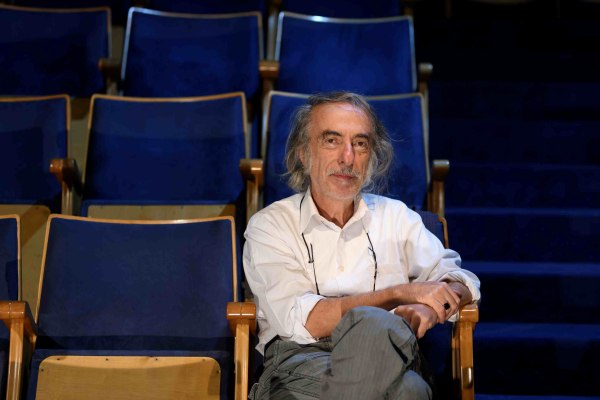 «Οι Απόντες»: Η βιωματική παράσταση – δράση του Βασίλη Κατσικονούρη, στο θέατρο Σταθμός