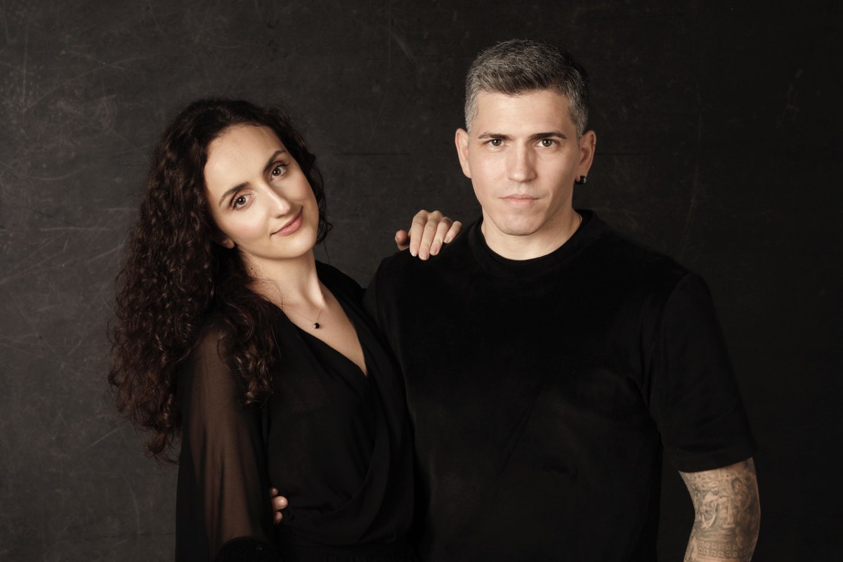 O Θοδωρής Νικολάου και η Δήμητρα Σελεμίδου μας μιλούν για όλα όσα θα δούμε στο Θέατρο Βράχων στις 3 Οκτωβρίου