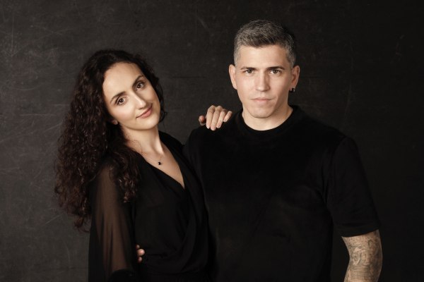 O Θοδωρής Νικολάου και η Δήμητρα Σελεμίδου μας μιλούν για όλα όσα θα δούμε στο Θέατρο Βράχων στις 3 Οκτωβρίου