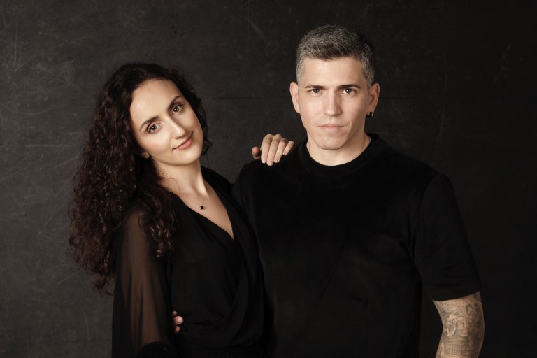 O Θοδωρής Νικολάου και η Δήμητρα Σελεμίδου μας μιλούν για όλα όσα θα δούμε στο Θέατρο Βράχων στις 3 Οκτωβρίου