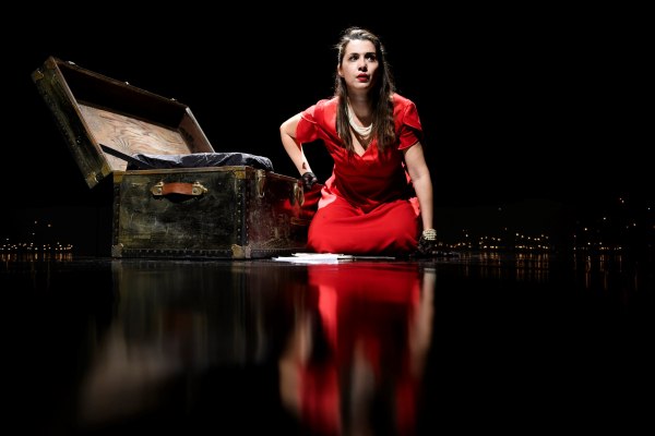 Στέλλα Χασκίλ: Η ζωή και τα τραγούδια της λαϊκής ερμηνεύτριας σε μια παράσταση στο Από Μηχανής Θέατρο