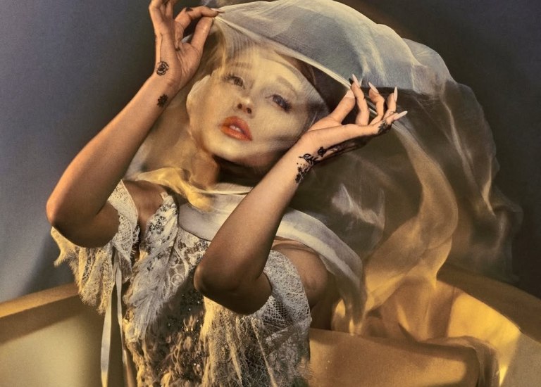 Αριάνα Γκράντε: Εσύ, που ψήφισες Τραμπ, τώρα που όλοι ζουν στον φόβο, ζεις καλύτερα; 