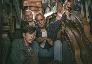 Αμερικάνικος Βούβαλος: Ο Γιάννης Μπέζος σκηνοθετεί το εμβληματικό έργο του David Mamet, στο θέατρο Σημείο