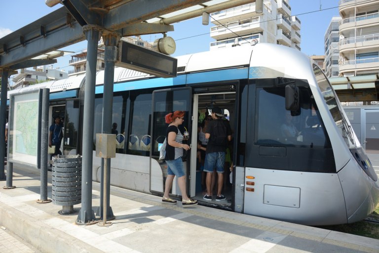 Τραμ: Πλημμύρισαν οι ράγες και έβγαλαν εκτός λειτουργίας τέσσερις στάσεις