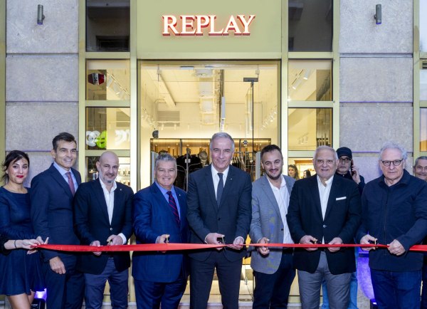 Brooks Brothers και Replay έριξαν άγκυρα στην Πλατεία Αριστοτέλους