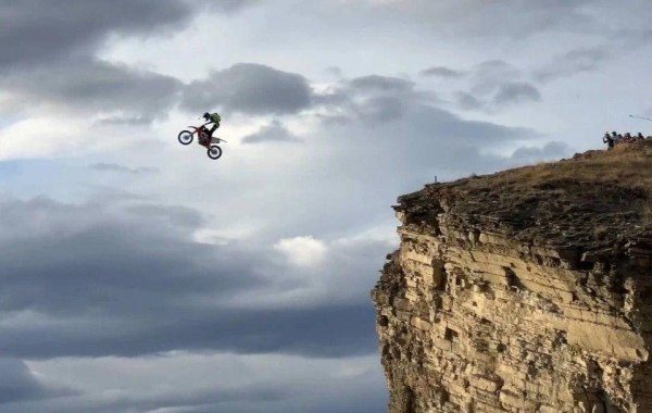 Ατρόμητος αθλητής από το Νταγκεστάν πηδάει στο απόλυτο κενό με την μοτοσυκλέτα του και… [βίντεο]